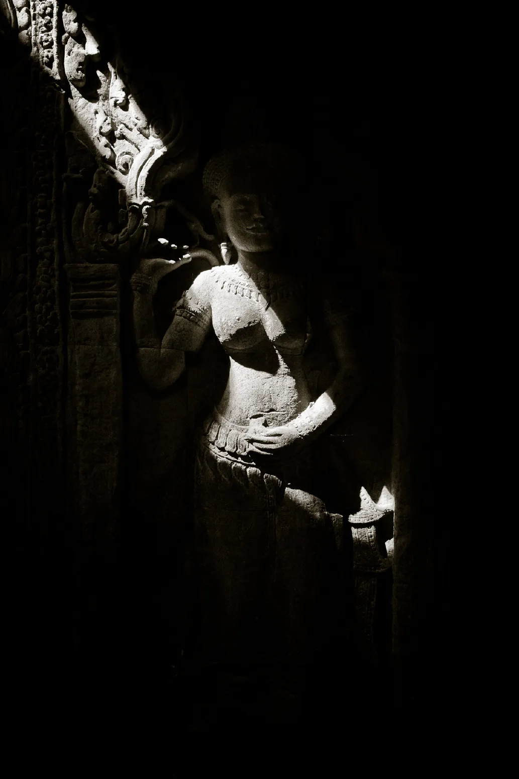 Sunbeams on statue. Preah Khan, Angkor, Siem Reap, Cambodia. Januar 2012