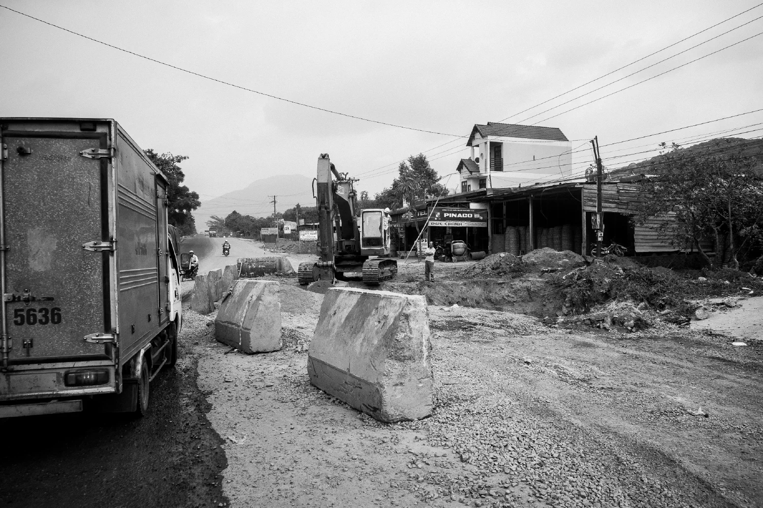 STRASSENARBEITEN / ROADWORKS. Hà Lâm, Đạ Huoai, Lâm Đồng, Vietnam