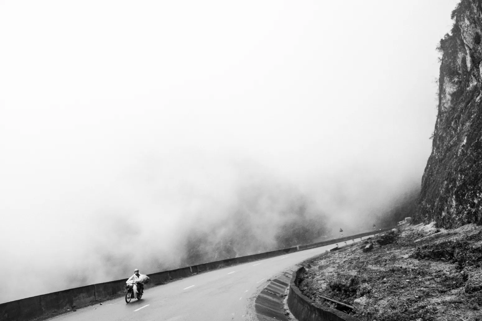 BERGSTRASSE / MOUNTAIN ROAD. Hoa Binh Province, Vietnam