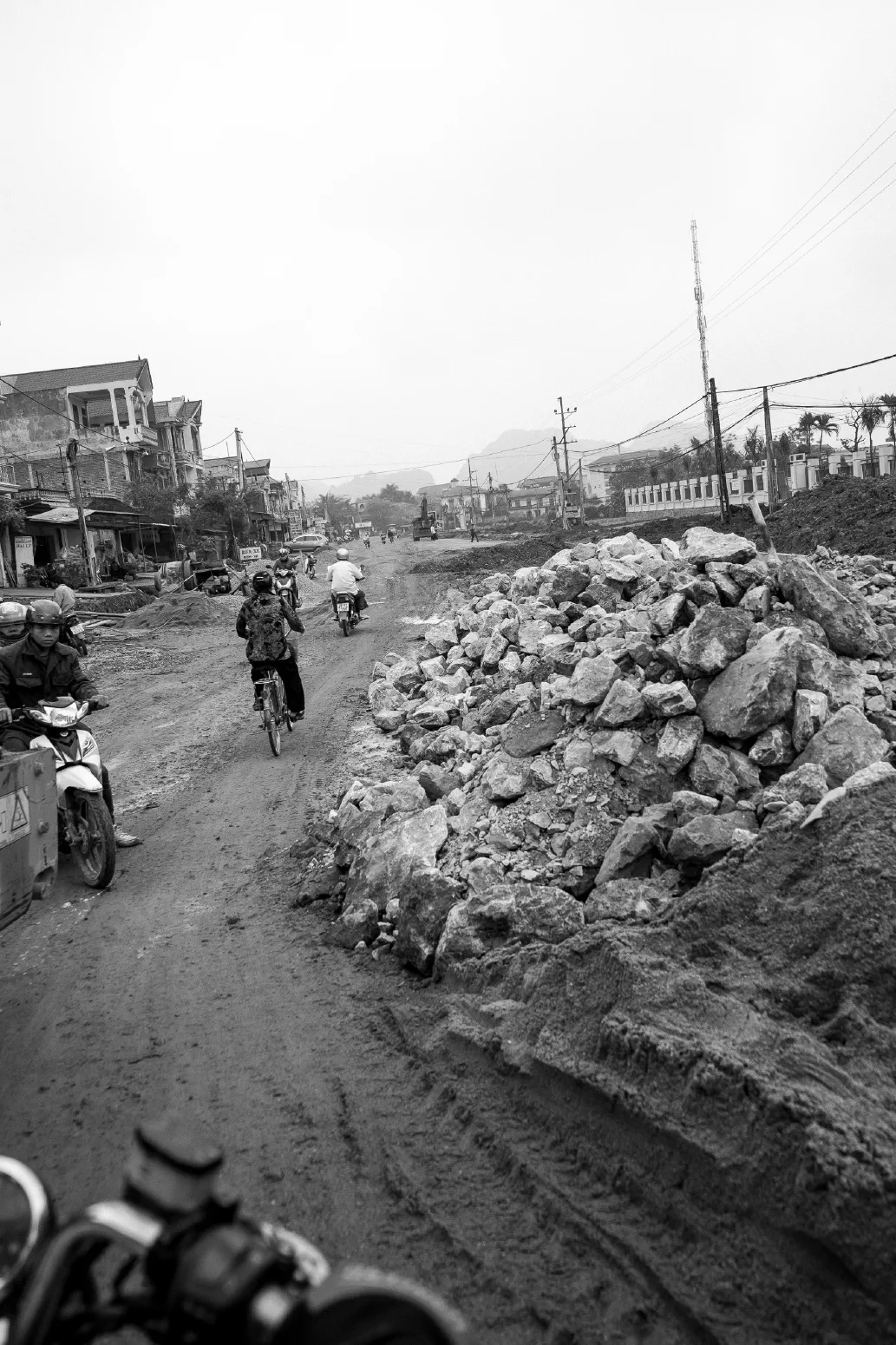 NADELÖHR / CHECKPOINT. Hoa Binh Province, Vietnam